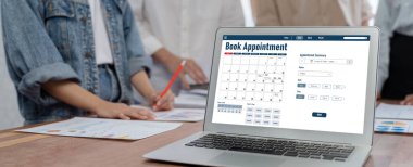 İnternet sitesinde canlı eleştiriler için çevrimiçi aplikasyon rezervasyon takvimi