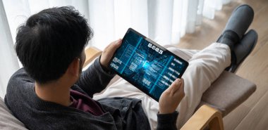 Yeni uygulama geliştirme için HTML, ve C Brisk gibi çeşitli programlama dillerinin kodlama ekranı ile yazılım geliştirme veya programlama çalışmaları