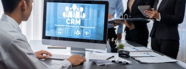 İş zekası ve veri analizi kavramı. Analizci ekibi laptop ekranında finansal veri analizi üzerinde çalışıyor. Etkili iş stratejik planlama için pazarlama göstergesi olarak. İçgörü