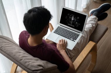 Tıp bilimi teknolojisi ve fütüristik sağlık sanal bilgisayar yazılımı insan sağlığını analiz ediyor ve doktor verileri ve tıbbi araştırmalar için hastalık teşhisi koyuyor. canlı