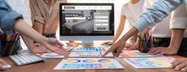 Çevrimiçi otel rezervasyon sitesi canlı rezervasyon sistemi sağlar. Seyahat teknolojisi kavramı .