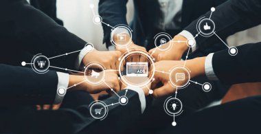 Bu görüntü, günümüz iş ortamında takım çalışması ve yenilikçi pazarlama stratejilerinin önemini vurgulayarak profesyoneller arasında işbirliğinin ve birliğin dinamik bir anını yakalıyor. Dostluk