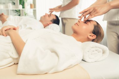 Kafkasyalı çift stres önleyici kafa masajının keyfini çıkarıyor ve lüks otellerde ya da otel spa salonlarında gündüz kaplıcalarında yüz güzelliği eğlencelerini şımartıyor. Sessiz.