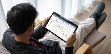 Ekip projesinin zaman çizelgesini gösteren bilgisayar ekranında, modern iş projesi yönetimi için proje planlama yazılımı