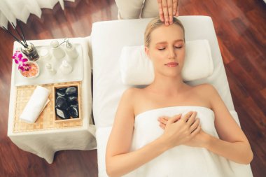 Panorama 'da kadınların stres önleyici kafa masajından ve lüks tatil beldesi veya otel spa salonundaki modern ışık ortamında yüz güzelliği eğlencelerini şımartmaktan hoşlandığı bir manzara var. Sessiz.