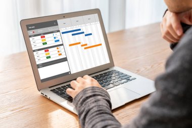 Ekip projesinin zaman çizelgesini gösteren bilgisayar ekranında, modern iş projesi yönetimi için proje planlama yazılımı