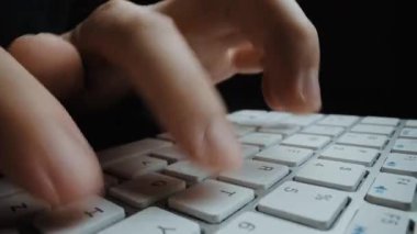 Bilgisayar klavyesinde parmaklarıyla daktilo eden hızlandırılmış yakın çekim adam. Makro yumuşak odaklı bebek çekimi. Bilgisayar programlama, mesajlaşma çevrimiçi mesajlaşma ve çevrimiçi pazarlama işi hiperhız kavramı. Topla