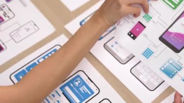 Mobil uygulama ya da web sitesi için kullanıcı arayüzü prototipi planlayan şirket çalışanlarının panorama videosu. UX UI tasarım beyin fırtınası kullanıcı dostu arayüz planı tasarlıyor. Sinerjik