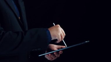 SEO görünürlüğünü geliştirmek için SEO konsepti, SEO ile ilgili dijital araçlar ve SEO performans simgeleri stratejik pazarlama için odaklanmış bir planda gösteriliyor. Elide