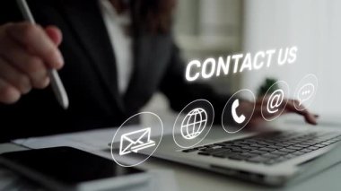 E- posta, web, telefon ve mesaj simgelerini gösteren UI konsepti. İletişim ve destek simgeleri iş iletişimini düzene sokmaya ve müşteri iletişim deneyimini geliştirmeye yardımcı olur. Muxer