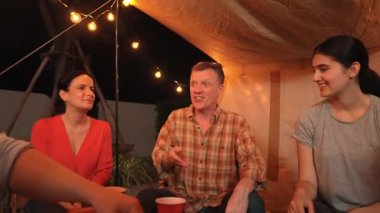 Aile, yıl dönümünü bahçede kutlar. Sunbae, torununa hediye ver. Akrabalarla rahatlamak için açık hava kamp aktiviteleri, nesiller arası tatlı akrabalarla zaman geçirmek için. Uyumsuzluk.