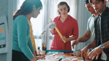 Başarılı bir buluşmayı kutlamak için yetenekli iş adamları el çırpıyor. Profosyonel çeşitlilikteki insanlar yaratıcı plan ve satışları artırmak için fikir ve alkış planlıyorlar. Sempozyum.