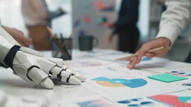 Yapay zeka destekli araçların işletmeleri optimize etmek ve pazarlama stratejilerini geliştirmek için kurumsal ekipleri desteklediği gelecekteki bir ofis. Noogenesis Yapay Zeka