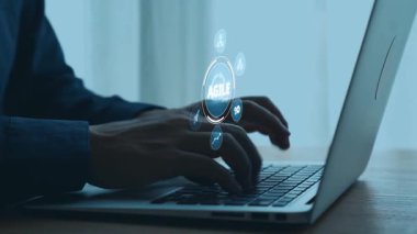 Çevik geliştirme için takımları ve çevik planlamayı kullanan çevik proje yönetimi. Çevik olmak, modern iş akışlarına göre esneklik, işbirliği ve sürekli gelişime olanak sağlar. Elide