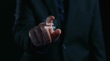 Veri güdümlü karar verme işi analitik, veri toplama ve yapay zeka sistemleri yoluyla güçlendirir. Veri güdümlü araçlar veri işleme ve veri görselleştirmesini veri platformları boyunca destekler. Elide