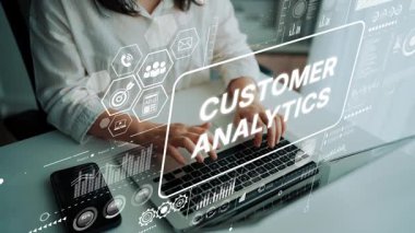 Modern Grafik Arayüzü ve Analitik Semboller Üst üste dizüstü bilgisayarda Müşteri Verilerini Analiz Eden Kadın. Asemptotik akıllı veri analitiği.