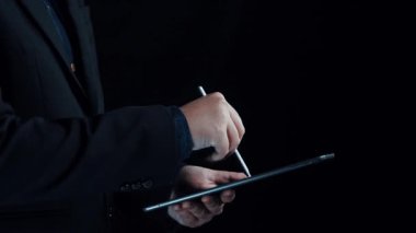 Bir işadamı, çeşitli iletişim simgeleriyle süslenmiş, dijital bağlantıyı ve profesyonel sosyal yardımı somutlaştıran modern bir 