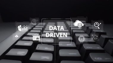 Veri güdümlü karar verme işi analitik, veri toplama ve yapay zeka sistemleri yoluyla güçlendirir. Veri güdümlü araçlar veri işleme ve veri görselleştirmesini veri platformları boyunca destekler. Muxer