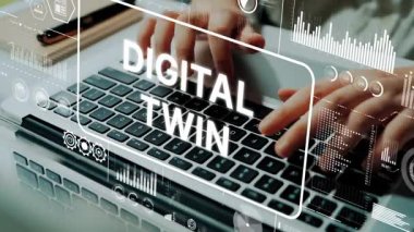 Laptop 'ta Elle Yazan Dijital İkiz Kavram Veri Görselleştirme ve Analitik Grafiklerle çevrili. Asemptotik akıllı veri analitiği.