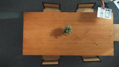 İş adamının yukarıdan aşağı görüşü, iş arkadaşınla masada yürürken finansal belgeyi toplantı için hazırla. Cep telefonu arayüzü için UX UI tasarımı tutan proje yöneticisinin hava görüntüsü. Cemaat.