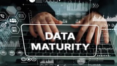 Eller Laptop 'ta Olgunluk Grafiği ve Veri Sürücü Grafikleri ve Analitik Arkaplanı ile Yazıyor. Asemptotik akıllı veri analitiği.