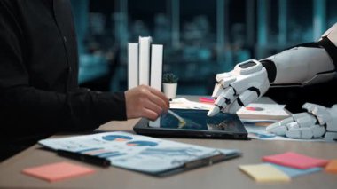 Modern profesyoneller dijital gösterge panellerini tarar, araştırma kavrayışlarını geliştirmek, pazarlama stratejilerini koordine etmek ve daha geniş iş hedeflerini gerçekleştirmek için yapay zeka algoritmalarının rehberliğinde. Noogenesis Yapay Zeka