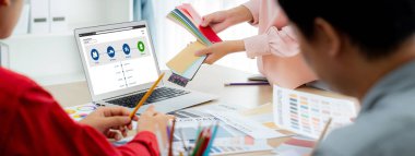 E-ticaret ve canlı çevrimiçi iş için malzeme taşıma ve teslimat izleme sistemi