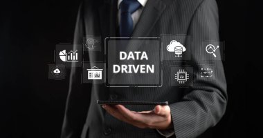 Bulut veritabanı işleme ve iş stratejisini geliştiren analitik ve görselleştirme teknikleri yoluyla veri güdümlü karar kavramını araştırın. XDMCP