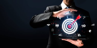 İş adamı müşteri hedef gruplarını belirlemek için verileri analiz eder, pazarlama stratejilerini rafine eder. Her hedef grubun özel ihtiyaçlarını karşılamak için iletiler gönderiliyor. EIDE