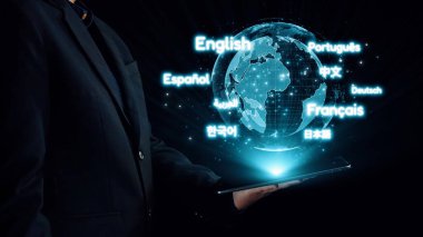 Bir işadamı, küresel iletişim ve kültürel bağlantıyı gösteren, birden fazla dili vurgulayan holografik bir küreye sahip fütüristik bir tablet arayüzü sunuyor. Dörtgen