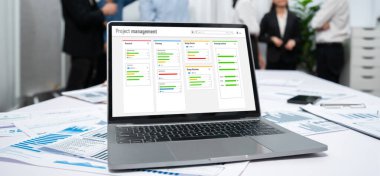 Ekip projesinin zaman çizelgesini gösteren bilgisayar ekranında canlı iş projesi yönetimi için proje planlama yazılımı