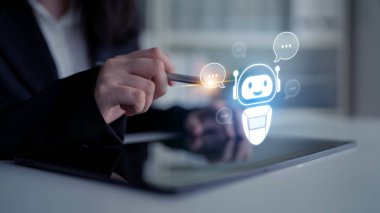 Yapay zeka sanal asistanı kullanıcılarla yapay zeka konuşma baloncukları aracılığıyla iletişim kuruyor, yapay zeka otomasyonunu, akıllı iletişimi ve yapay zeka desteğini simgeliyor.