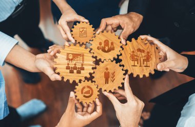 Ahşap Gear Simgeleri ile Takım İşbirliği ve Yönetim Kavramları Stratejiyi, Büyümeyi ve Profesyonel Ayarlarda Planlamayı Temsil Ediyor. Dostluk