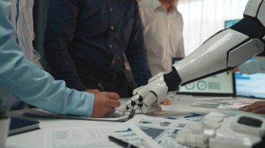 Teknolojinin modern çalışma alanlarına entegrasyonunu vurgulayan, ortak bir iş toplantısında bir insana yardım eden robot kolunu gösteren dinamik bir sahne. Noogenesis