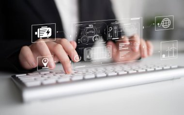 Akıllı arayüz elektrikli araç performansını, batarya sistemini, güç kontrolünü, şarj etme durumunu ve yenilenebilir ve ızgara tabanlı enerji kaynaklarıyla bütünleşmeyi gösteriyor Latch