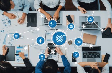 Etkili iş büyümesi için teknoloji ve veri analiz araçları kullanan profesyonellerin yer aldığı modern bir ofis alanı işbirliği ve stratejisi. Dostluk