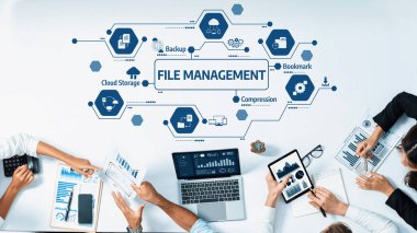 Modern ofis ortamında dizüstü bilgisayarlar ve tabletler gibi dijital araçlar kullanarak dosya yönetimi stratejileri üzerinde etkin bir şekilde işbirliği yapan dinamik yaratıcı bir ekip. Dostluk