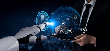 Yapay zeka, veri analizlerini öngörü modelleri, akıllı gösterge panelleri ve veri odaklı iş kararları için sanal asistan görüşleriyle yürütüyor. Kefil