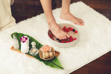 Adam lüks kaplıcalarda mutlu ayak masajına devam ederken, masör de hafif gün ışığı atmosferinde refleksoloji terapisi ya da otel ayak spa 'sında. Sessiz.