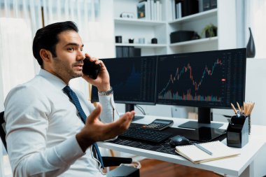 İki borsa yatırımıyla danışman ya da ortağı arayan tüccar işadamı, veri analizini yüksek kârlı dinamik teknoloji borsasına yatırım yapmak için karşılaştırdı. Tahmin et..