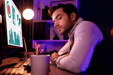 Akıllı iş adamı, telefon masasındaki ortağını ya da yatırımcıyı arıyor, hedef pazar veritabanı üzerinde tartışıyor, satış kanalı disiplinlerini analiz etmek için Neon Dark Light Room 'daki ürün servisini inceliyor. Tahmin et..