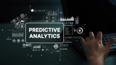 Bir kullanıcının elleri dijital arayüzle etkileşime girerek karanlık bir arkaplanda öngörücü analitik verileri ve grafikleri gösterir. Asemptotik akıllı veri analitiği.