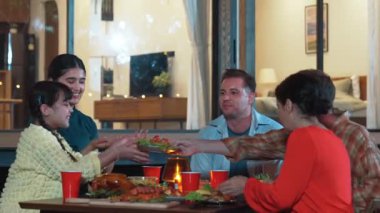 Aile, yıl dönümünü bahçede kutlar. Aile üyeleri, yemeğe. Doğayla iç içe olmak için açık hava kamp aktivitesi ve nesiller arası tatlı akrabalarla zaman geçirmek için. Uyumsuzluk.