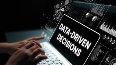 İş Analizi için Bilgisayarda, Ekran ve Dijital Çizelgelerdeki Veri Yönetimi Kararları Grafikleriyle Eller Daktilo Ediyor. Asemptotik akıllı veri analitiği.