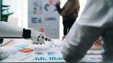 Yapay zeka, stratejik iş planlamasını, pazarlama yaklaşımlarının iyileştirilmesini, veri araştırmalarının netleştirilmesini ve işbirlikçi takım çalışmalarının geliştirilmesini destekler. Noogenesis Yapay Zeka