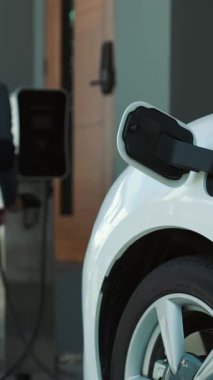 Elektrikli araç şarj istasyonu olan, sağlıklı ve temiz bir çevreyi teşvik eden yenilikçi bir aile kavramı. Sürdürülebilir, temiz enerji teknolojisiyle çalışan elektrikli araç..