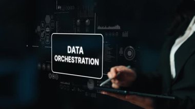 Profesyonel İşadamı Karanlık Çevredeki Dijital Ekranda Veri Orkestrasyonu Görselleştirmesi yapıyor. Asemptotik akıllı veri analitiği.