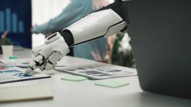 Verimliliği artırmak, finansal eğilimleri izlemek ve kurumsal büyüme stratejilerini geliştirmek için yapay zeka destekli çözümleri kullanan iş adamları. Noogenesis Yapay Zeka