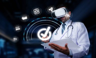 Sanal gerçeklik kulaklığı takan bir doktor, teknolojinin sağlık uygulamalarındaki gelişen rolünü yansıtan, dinamik bir tıbbi ortamda yenilikçi çözümler keşfediyor. PHMT