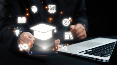 Öğrenme kavramları için ideal teknoloji ve yenilikleri temsil eden çeşitli simgelerle çevrili eğitimi sembolize eden büyüleyici bir dijital sahne. Dörtgen